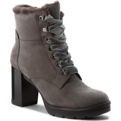 Botki GEOX - D Abrienne A D747EA 00032 C9002 Dk Grey. Szare buty zimowe damskie Geox, z nubiku, na obcasie. W wyprzedaży za 329,00 zł.