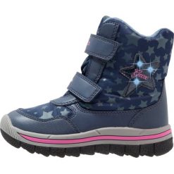 Geox OVERLAND ABX Śniegowce navy/fuchsia. Niebieskie buty zimowe damskie Geox, z gumy. W wyprzedaży za 276,75 zł.