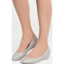 Szare Koturny Something I Need. Szare czółenka damskie marki Born2be, z okrągłym noskiem, na koturnie. Za 59,99 zł.