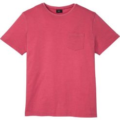 T-shirt z kieszonką bonprix malinowy. Czerwone koszulki męskie bonprix, xl, bez wzorów, z bawełny, bez kołnierzyka, bez rękawów. Za 37,99 zł.