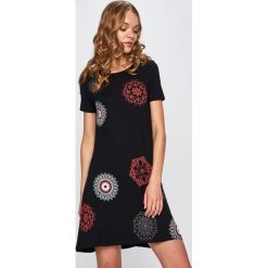 Desigual - Sukienka. Czarne sukienki damskie Desigual, na co dzień, s, z aplikacjami, z elastanu, casualowe, z okrągłym kołnierzem, bez rękawów, mini, proste. Za 299,90 zł.