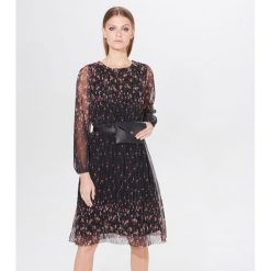 Kreszowana sukienka w kwiaty - Czarny. Czarne sukienki damskie Mohito, s, w kwiaty, bez kołnierzyka, bez rękawów. Za 139,99 zł.