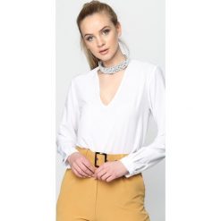 Biała Bluzka The Miracle. Białe bluzki damskie marki Born2be, z aplikacjami, ze stójką, z długim rękawem. Za 49,99 zł.