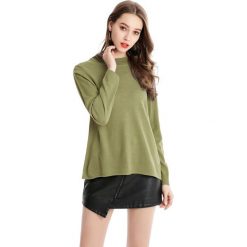 Sweter w kolorze zielonym. Zielone swetry damskie Swetry na chłodne dni, bez wzorów, bez rękawów, bez kaptura. W wyprzedaży za 107,95 zł.