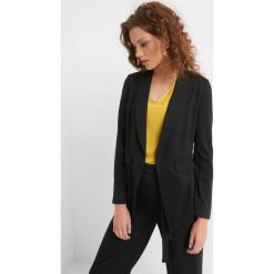 Marynarka oversize. Czarne marynarki i żakiety damskie Orsay, z dzianiny. Za 79,99 zł.