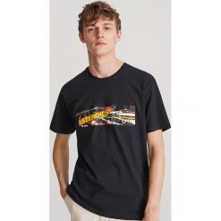T-shirt z motywem gry Asteroids - Czarny. Czarne t-shirty męskie Reserved, s, bez wzorów, bez kołnierzyka. Za 59,99 zł.