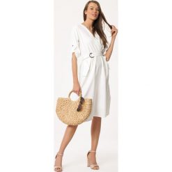 Biała Sukienka Iron. Białe sukienki damskie Born2be, s, w paski, z tkaniny, wizytowe, bez kołnierzyka, bez rękawów, midi, kopertowe. Za 109,99 zł.