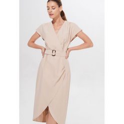 Sukienka midi z paskiem - Beżowy. Brązowe sukienki damskie Mohito, bez wzorów, bez kołnierzyka, bez rękawów, midi. W wyprzedaży za 59,99 zł.