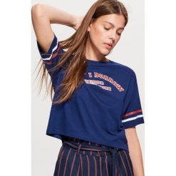 Krótka koszulka z napisem - Granatowy. Niebieskie t-shirty damskie marki Cropp, l, z napisami. Za 29,99 zł.