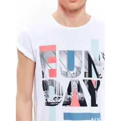 T-SHIRT MĘSKI Z NADRUKIEM. Szare t-shirty męskie z nadrukiem Top Secret, na lato, m, z bawełny, z klasycznym kołnierzykiem. Za 19,99 zł.