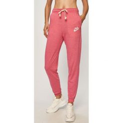 Nike Sportswear - Spodnie. Różowe spodnie damskie Nike Sportswear, s, z bawełny. Za 189,90 zł.