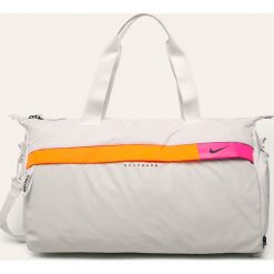 Nike - Torba. Szare torebki damskie sportowe Nike, w paski, z poliesteru, sportowe, na ramię, bez dodatków. Za 189,90 zł.