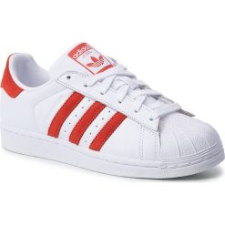 Buty adidas - Superstar EE9237 Ftwwht/Actred/Ftwwht. Białe półbuty męskie Adidas, na co dzień, bez wzorów, z zamszu, bez zapięcia. W wyprzedaży za 249,00 zł.