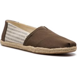 Espadryle TOMS - Classic 10013528 Tarmac Ivy League Stripes On Rope. Zielone espadryle męskie marki Toms, z tworzywa sztucznego. Za 219,00 zł.