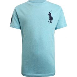 Polo Ralph Lauren BIG Tshirt z nadrukiem beach aqua heather. Niebieskie t-shirty chłopięce z nadrukiem marki Polo Ralph Lauren, z bawełny. Za 169,00 zł.