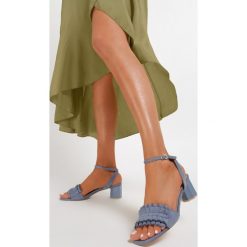 Niebieskie Sandały Want Me Too. Niebieskie sandały damskie Renee, bez wzorów, bez obcasa, na obcasie, bez zapięcia. Za 79,99 zł.