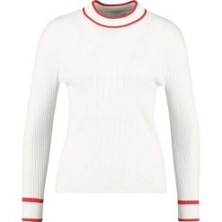 Swetry klasyczne damskie: JUST FEMALE EBBA Sweter bright white