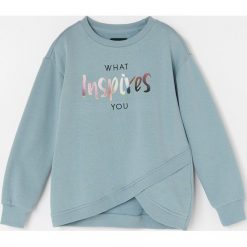 Bluza z nadrukiem i asymetrycznym dołem - Niebieski. Niebieskie bluzy damskie Reserved, z nadrukiem, bez rękawów, bez kaptura. W wyprzedaży za 29,99 zł.