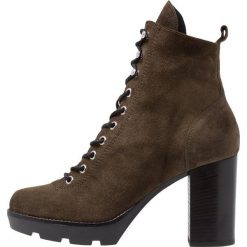 Janet Sport Botki na obcasie elene military. Brązowe botki damskie na obcasie marki Janet Sport, sportowe. Za 799,00 zł.