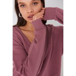 NA-KD Basic Bluza basic z dekoltem V - Pink. Różowe bluzy damskie NA-KD Basic, z bawełny. W wyprzedaży za 40,38 zł.