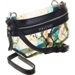Femestage® sportowa torebka listonoszka plastikowa. Szare listonoszki damskie FemeStage, w paski, ze skóry ekologicznej, sportowe, na ramię, bez dodatków. Za 159,90 zł.