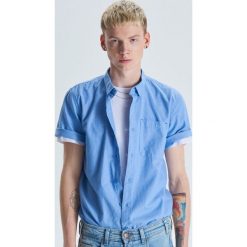 Koszula z krótkim rękawem basic - Niebieski. Niebieskie koszule męskie Cropp, s, bez wzorów, bez kołnierzyka, z krótkim rękawem. Za 59,99 zł.