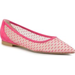 Baleriny STUART WEITZMAN - Tasha Flat 9L53283 Peonia Dash Mesh. Różowe baleriny damskie Stuart Weitzman, bez wzorów, ze skóry, klasyczne, bez obcasa, na płaskiej podeszwie. W wyprzedaży za 889,00 zł.