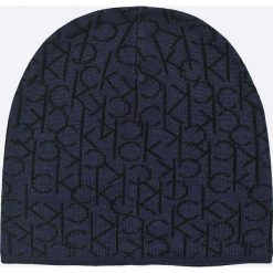 Calvin Klein Jeans - Czapka + szalik. Czarne szaliki męskie marki Calvin Klein Jeans, na zimę, z nadrukiem, z poliesteru. W wyprzedaży za 199,90 zł.