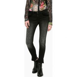Dżinsy skinny. Czarne rurki damskie Desigual, z standardowym stanem. Za 467,04 zł.