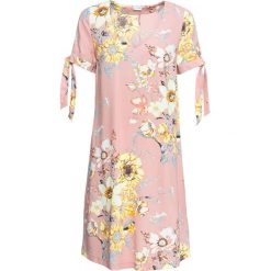 Sukienka z wiskozy bonprix jasnoróżowy vintage w kwiaty. Różowe sukienki damskie bonprix, z nadrukiem, z wiskozy, eleganckie, bez kołnierzyka, bez rękawów. Za 89,99 zł.