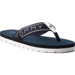 Japonki TOMMY HILFIGER - Flexible Esential Beach Sandal FW0FW02365 Midnight 403. Niebieskie klapki damskie TOMMY HILFIGER, bez wzorów, ze skóry ekologicznej, bez obcasa. W wyprzedaży za 119,00 zł.
