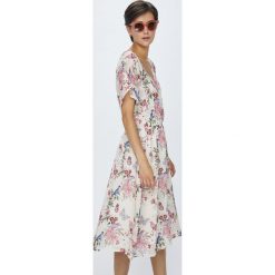 Pepe Jeans - Sukienka Roser. Szare sukienki Pepe Jeans, na co dzień, l, z bawełny, casualowe, z krótkim rękawem, midi. W wyprzedaży za 299,90 zł.