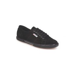 Buty Superga 2950. Czarne trampki i tenisówki damskie Superga, bez wzorów, bez zapięcia. Za 241,45 zł.