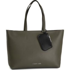 Torebka CALVIN KLEIN - Ck Must F19 Med Shopper K60K605870 LGR. Zielone torby damskie na zakupy Calvin Klein, bez wzorów, ze skóry ekologicznej, klasyczne, duże, bez dodatków. Za 699,00 zł.
