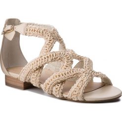 Sandały GUESS - Dario FLDRO2 FAB03 MILK. Brązowe klapki damskie Guess, z aplikacjami, ze skóry ekologicznej, bez obcasa, na obcasie. W wyprzedaży za 209,00 zł.