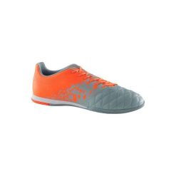 Buty do piłki nożnej Agility 500 sala halowe. Szare buty skate męskie marki KIPSTA, z gumy, do piłki nożnej. Za 99,99 zł.