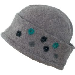 Czapka damska Pani na włościach szara. Szare czapki zimowe damskie Art of Polo. Za 47,34 zł.