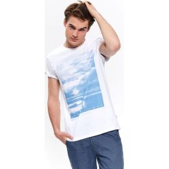 T-shirt z nadrukiem. Białe t-shirty męskie Top Secret, na zimę, m, z nadrukiem, z bawełny, klasyczne, z klasycznym kołnierzykiem. W wyprzedaży za 14,99 zł.