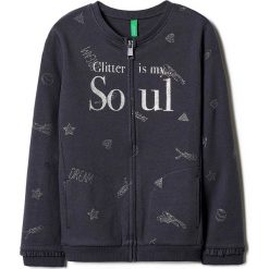 Bluza w kolorze granatowym. Niebieskie bluzy niemowlęce Benetton Kids, z nadrukiem, z bawełny, bez rękawów, bez kaptura. W wyprzedaży za 42,95 zł.