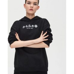 Dłuższa bluza z kapturem Looney Tunes - Czarny. Czarne bluzy damskie Cropp, s, bez wzorów, bez rękawów, z kapturem. Za 99,99 zł.