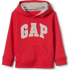 Bluza w kolorze czerwonym. Czerwone bluzy niemowlęce Gap Kids, z aplikacjami, bez rękawów, bez kaptura. W wyprzedaży za 65,95 zł.