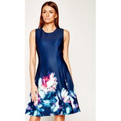 Sukienka koktajlowa DKNY DD0AS449. Niebieskie sukienki damskie DKNY, bez wzorów, z poliesteru, wizytowe, bez kołnierzyka, bez rękawów. Za 639,00 zł.