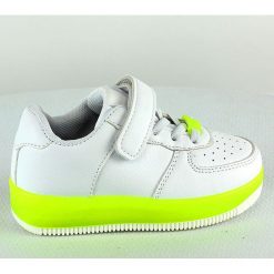 Sneakersy w kolorze biało-żółtym. Żółte trampki dziewczęce Rock & Joy, bez wzorów, z gumy, bez zapięcia. W wyprzedaży za 107,95 zł.
