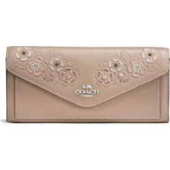 Coach SOFT WALLET Portfel stone. Brązowe portfele damskie marki Coach. W wyprzedaży za 569,40 zł.