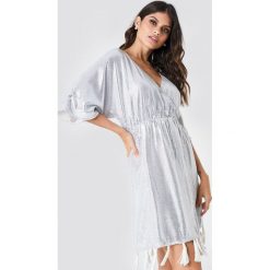 NA-KD Boho Cekinowa sukienka z frędzlami - Silver. Szare sukienki damskie marki NA-KD Boho, bez wzorów, boho, bez kołnierzyka, z krótkim rękawem, krótkie, mini. W wyprzedaży za 38,98 zł.
