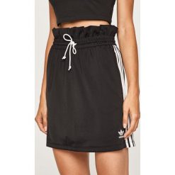 Adidas Originals - Spódnica. Czarne spódniczki damskie adidas Originals, na co dzień, bez wzorów, z poliesteru, z podwyższonym stanem, mini, proste. W wyprzedaży za 139,90 zł.