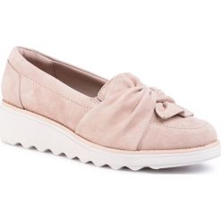 Półbuty CLARKS - Sharon Dasher 261476344 Sand Suede. Brązowe półbuty damskie Clarks, bez wzorów, ze skóry, bez obcasa, na obcasie, bez zapięcia. Za 389,00 zł.