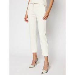 Chinosy Victoria Victoria Beckham Textured Lightweight 2220WTR001321A. Białe spodnie damskie Victoria Victoria Beckham, bez wzorów. W wyprzedaży za 1159,00 zł.