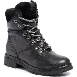 Trapery TAMARIS - 1-26255-23 Black Lea.Uni 005. Czarne trapery damskie Tamaris, ze skóry, klasyczne, bez obcasa, bez zapięcia. W wyprzedaży za 299,00 zł.