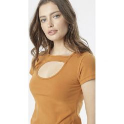 Camelowy T-shirt Azame. Brązowe bluzki damskie Born2be, s, bez wzorów, bez kołnierzyka, bez rękawów. W wyprzedaży za 54,99 zł.